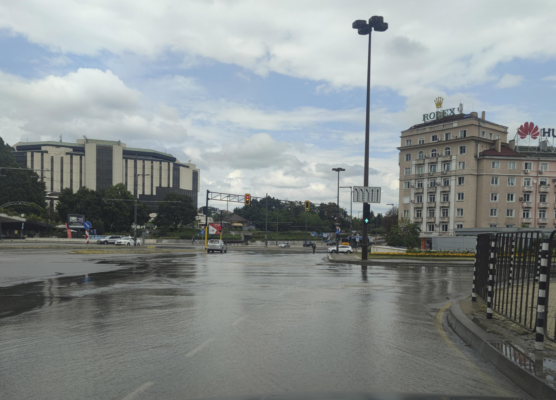 Голяма авария превърна улиците в центъра на София в реки СНИМКИ 