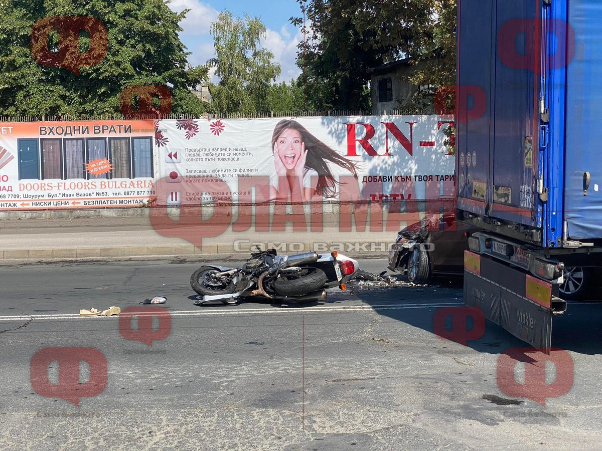 Адско меле в Бургас, моторист лежи на пътя СНИМКИ
