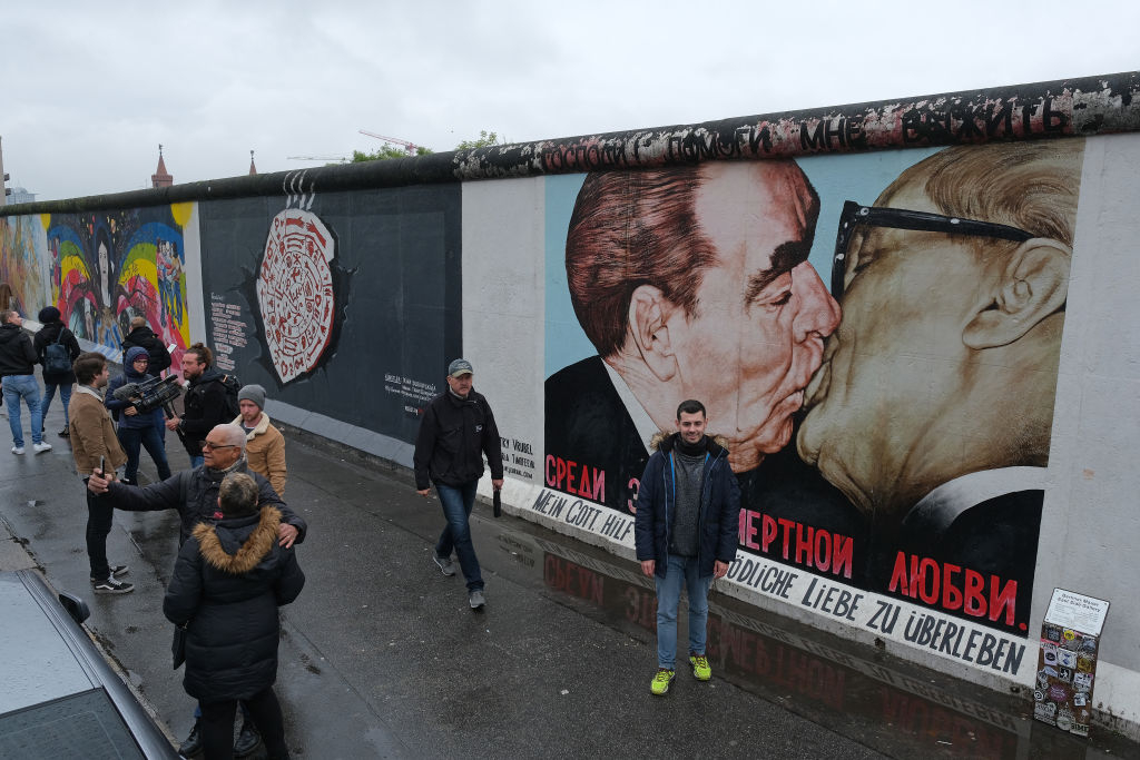 Почина авторът на прочутия графит с целувката на Брежнев 