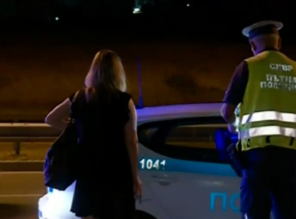 Брутално ВИДЕО: Столичани арестуват пияна шофьорка, водят я при катаджии и... 