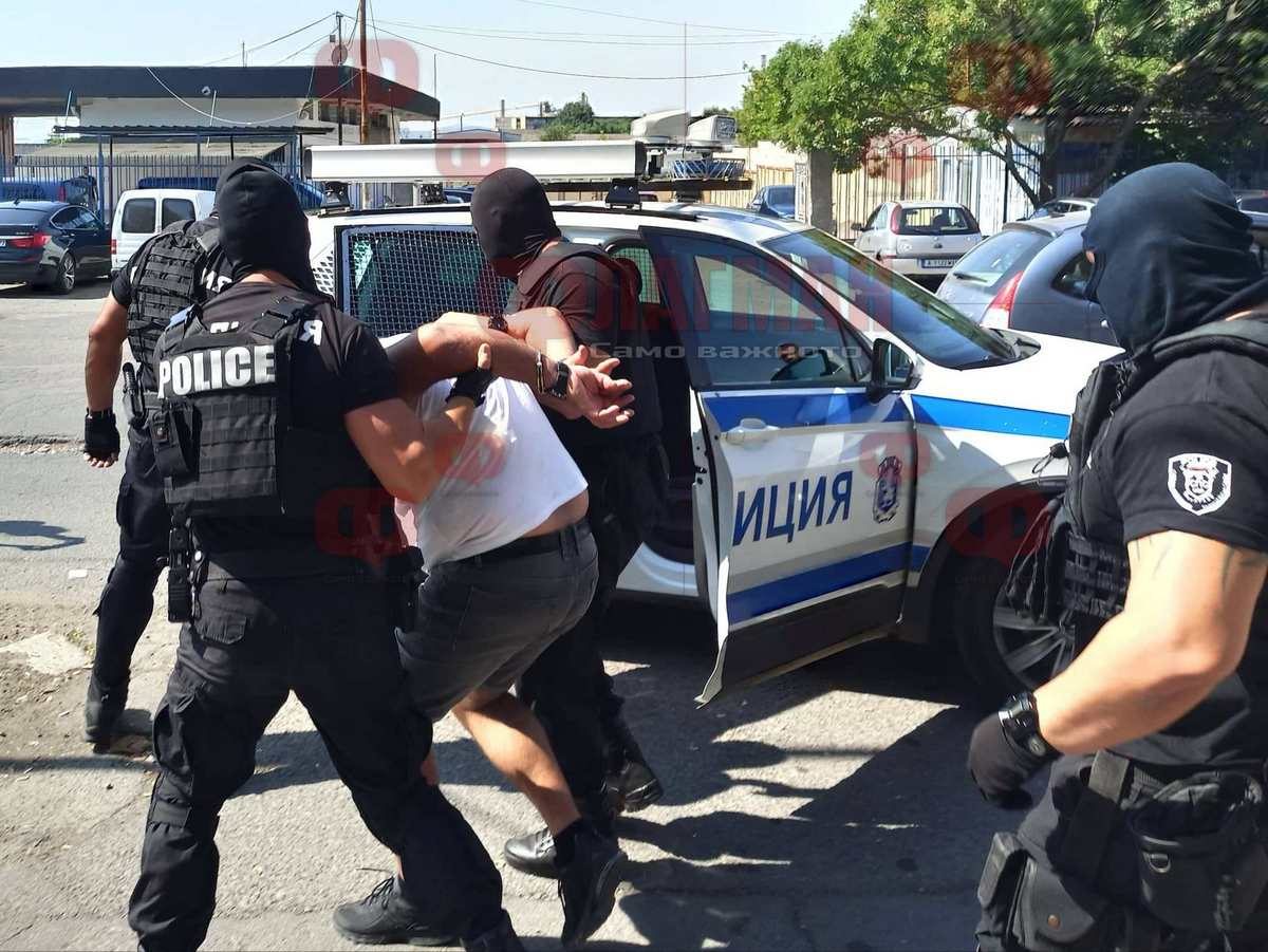 Белезници: Арестуваха зрелищно застраховател пред КАТ-Бургас ВИДЕО