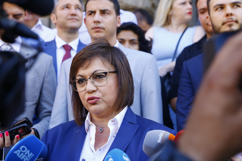 Нинова разкри с какъв ход Борисов смята да се върне на власт  
