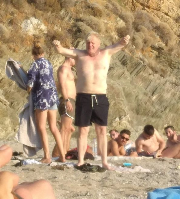 Борис Джонсън показа мускули на безлюден плаж СНИМКИ 