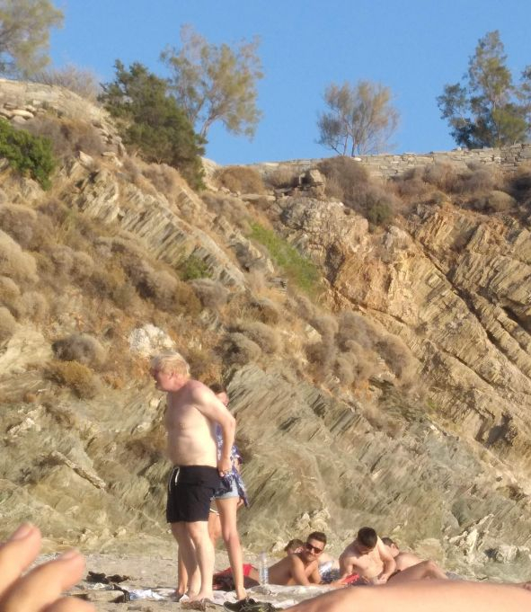 Борис Джонсън показа мускули на безлюден плаж СНИМКИ 