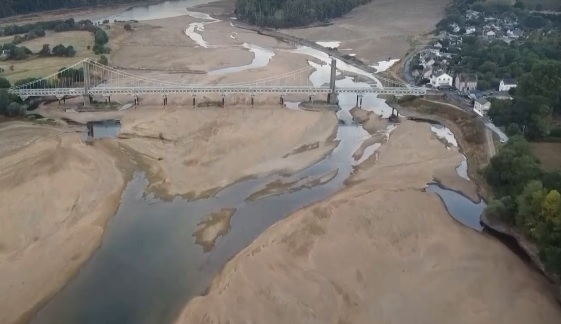 Вижте какво се е случило с известна река във Франция заради сушата ВИДЕО