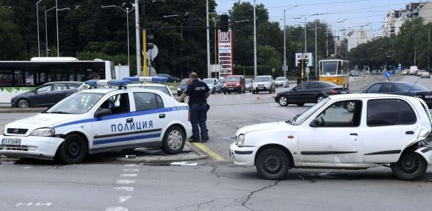 Сигнал до БЛИЦ! Страшно меле с полицейски бус в София СНИМКИ 