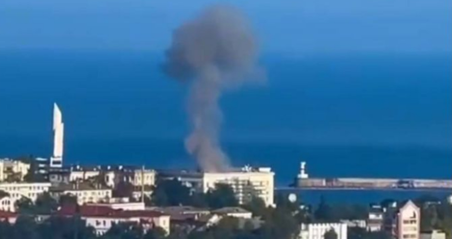Мощен удар по щаба на руския черноморски флот в Севастопол, над него се издига гъст черен дим ВИДЕО
