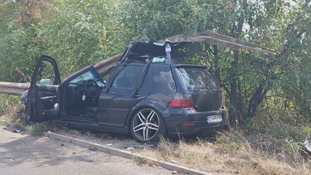 Пиян шофьор се вряза в мантинела край Казанлък, колата е разсечена СНИМКИ