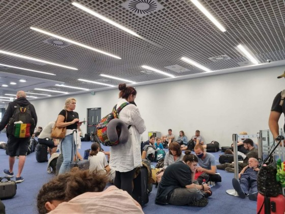 Неописуем ужас по летищата в Европа, българи спят върху куфарите ВИДЕО