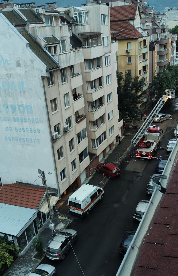 Само в БЛИЦ! Невиждано зрелище в София: Валят пари от небето, а полицаи и пожарникари ги събират ВИДЕО