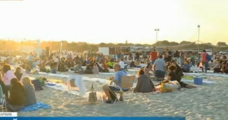 Огромен брой хора се събраха на "Най-дългата вечеря" на плажа в "Аспарухово"