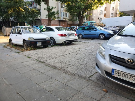 Шофьорка видя налепените фишове по колите в Пловдив и ето какво направи СНИМКИ