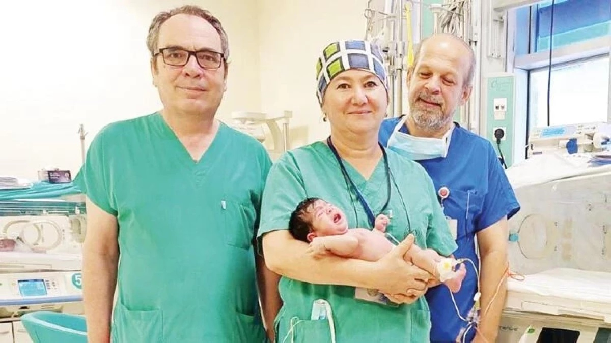 Пет часа оперираха бебе с 3 крака и два полови органа, за да го спасят