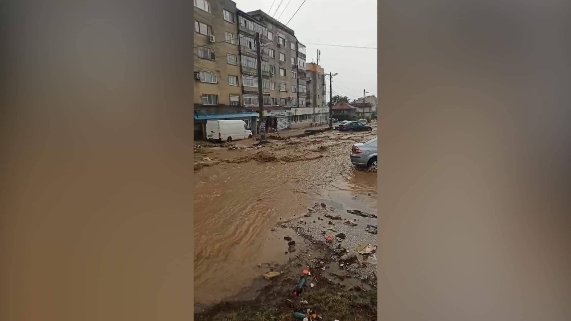 Воден апокалипсис в Карлово! Градът е под вода, има блокирани хора ВИДЕО