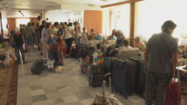 Обратно у дома: Украинци масово стягат багажите и се прибират 