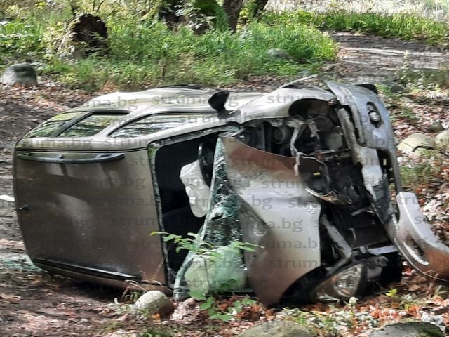 Ужасът няма край! Шофьор се обърна в дере край Сандански и загина СНИМКИ