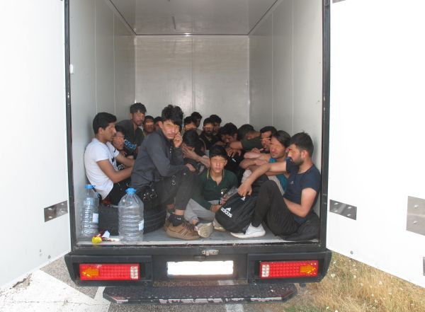 Стана ясно кои са най-бруталните каналджий у нас, напъхали 121 бежанци в един камион 