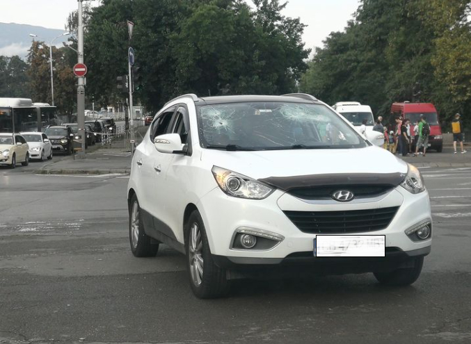 Мистерия! Тази СНИМКА на разбит и окървавен автомобил в София шокира мрежата, какво се е случило?!