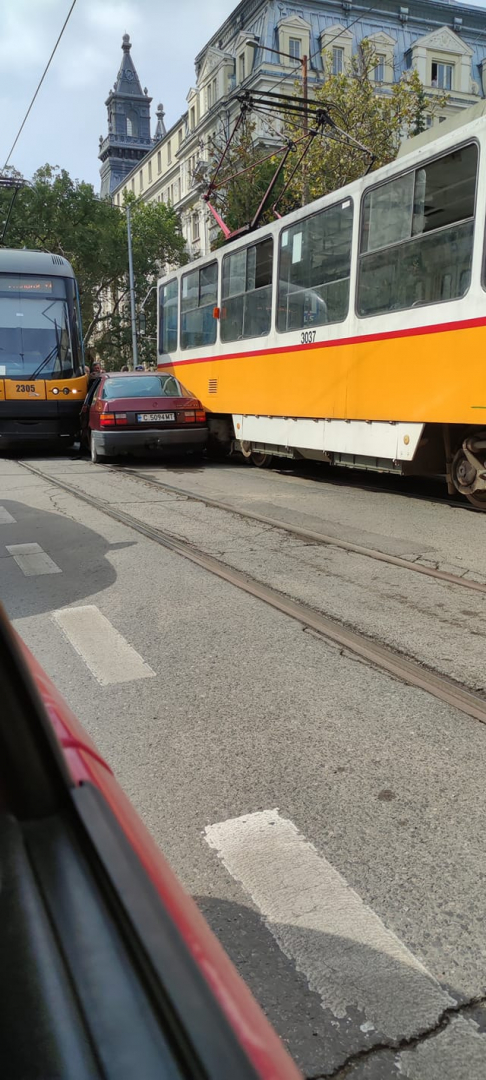 Тарикат с "Фолксваген" опита да мине между два трамвая и сега цялата мрежа го подиграва СНИМКИ 