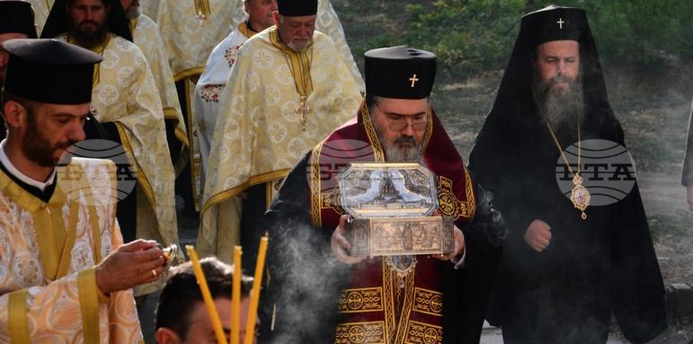 Голяма светиня пристигна във Варна - хората се молят за чудо 