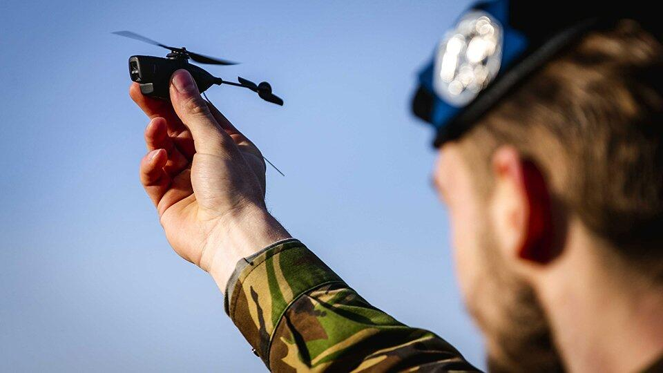 "Черни стършели" нападат руската армия, колко опасен е най-малкият военен дрон в света