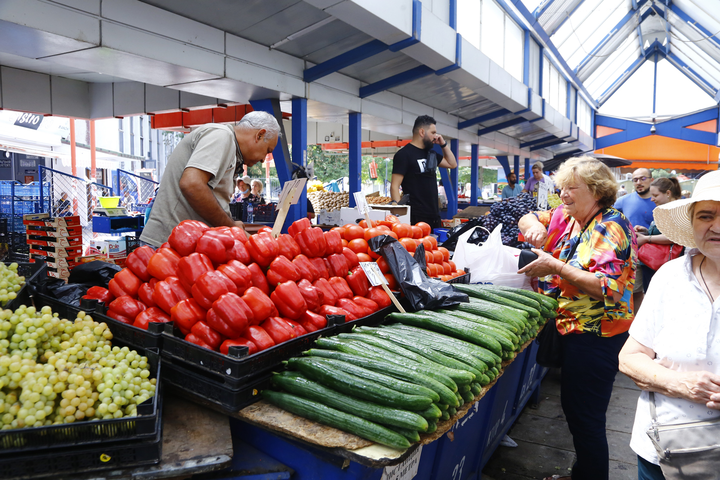 Страшна скъпотия на зеленчуци и плодове в Бургас, хората решиха да... СНИМКА