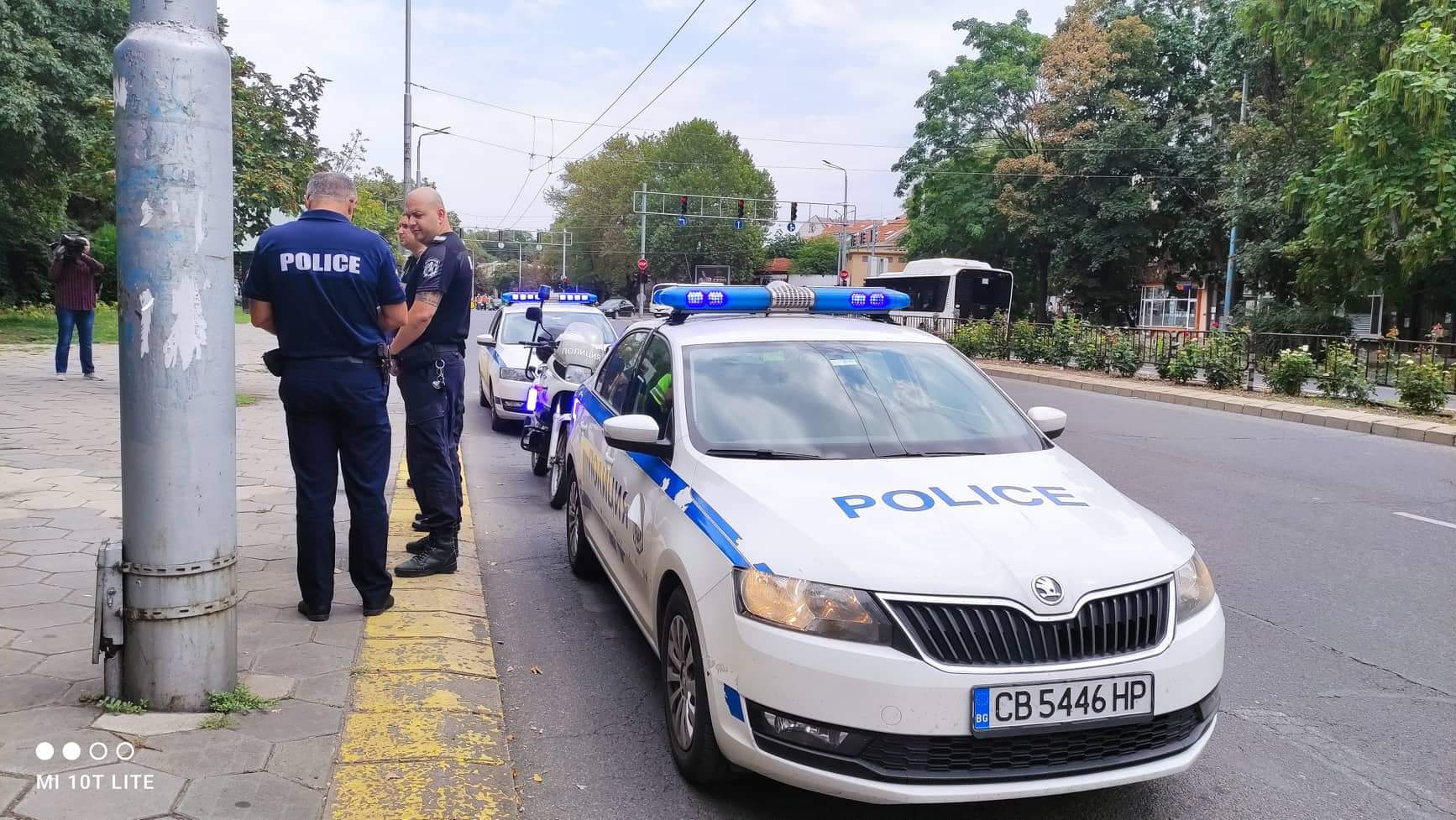 Наведоха глави: Полицаи почетоха починалите си колеги в Бургас СНИМКИ