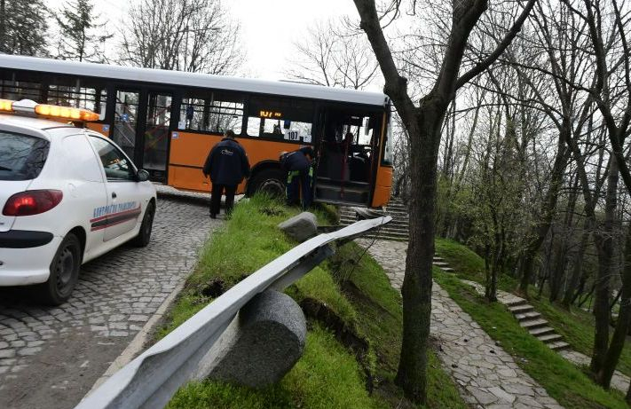 Само в БЛИЦ! Кошмарен инцидент с автобус на градския транспорт на Витоша 