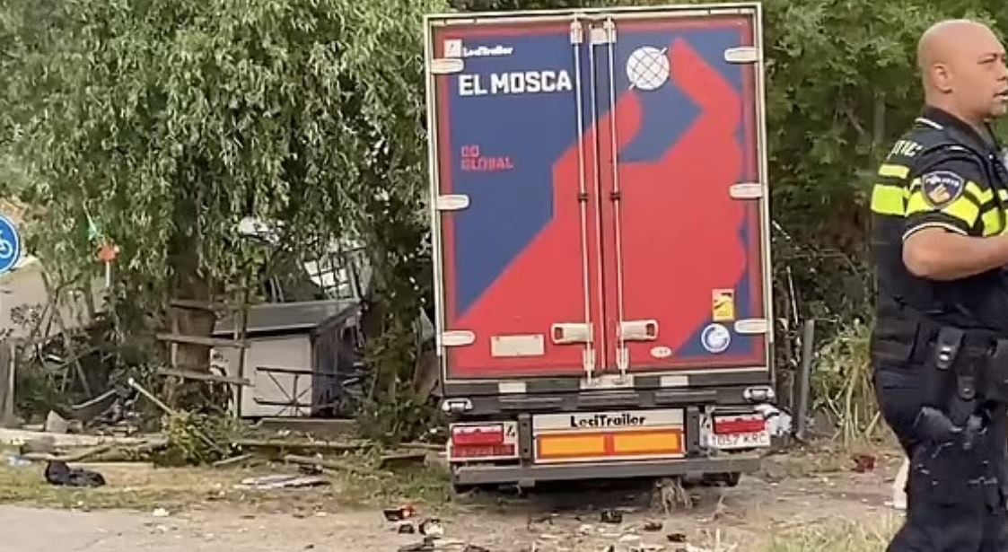 Камион се вряза в хора, събрали се на барбекю, има загинали ВИДЕО 