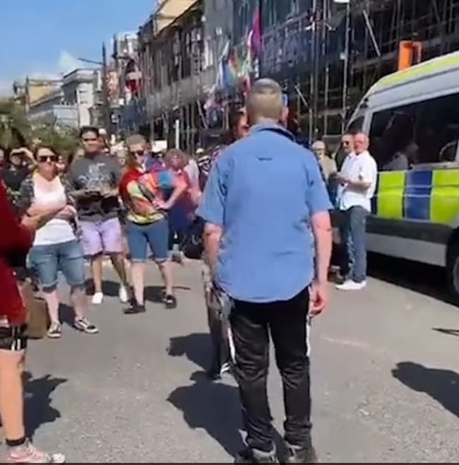 Сблъсъци между лесбийки и трансджендъри на гей парад, намеси се полицията ВИДЕО