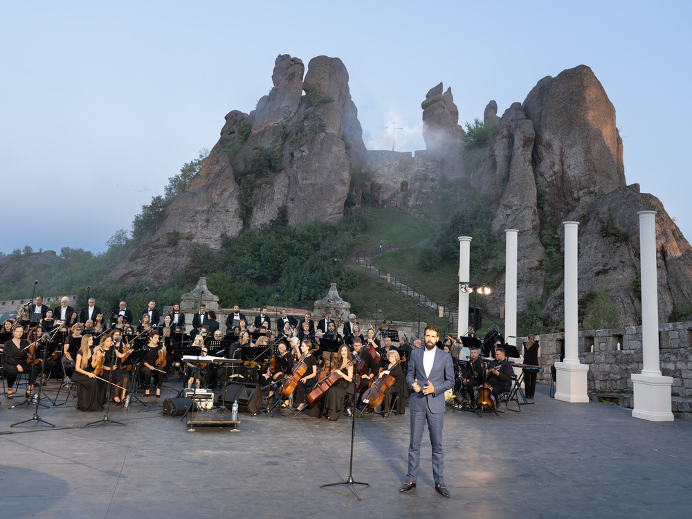 Стотици аплодираха първия патриотичен концерт на Фондация „Нашият дом е България“ на сцената на летен фестивал „Опера на върховете“ на белоградчишката крепостта