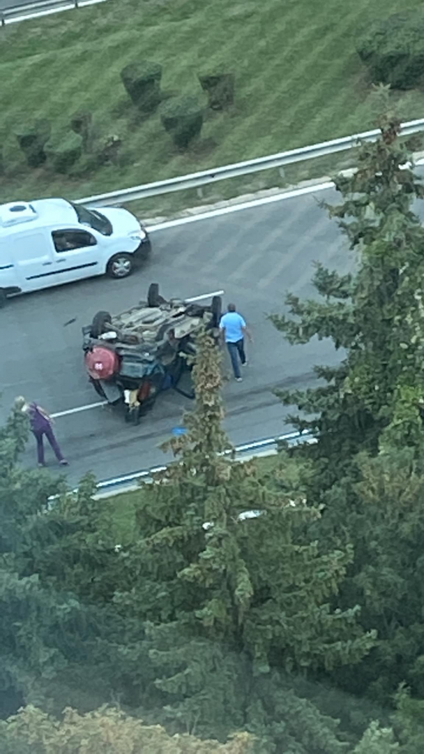 Извънредно в БЛИЦ: Жестока катастрофа на бул. "България", кола се обърна по таван, има пострадали СНИМКИ 