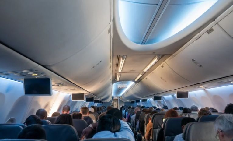 Ненормално: Пътник реши да намушка стюардеса с лъжица ВИДЕО