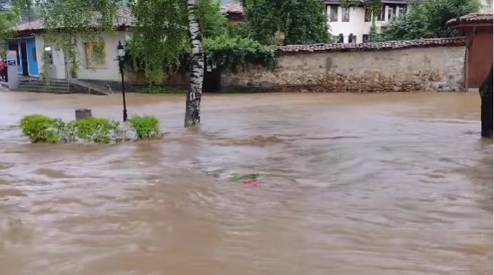 Ето какво е положението в потопена Копривщица 