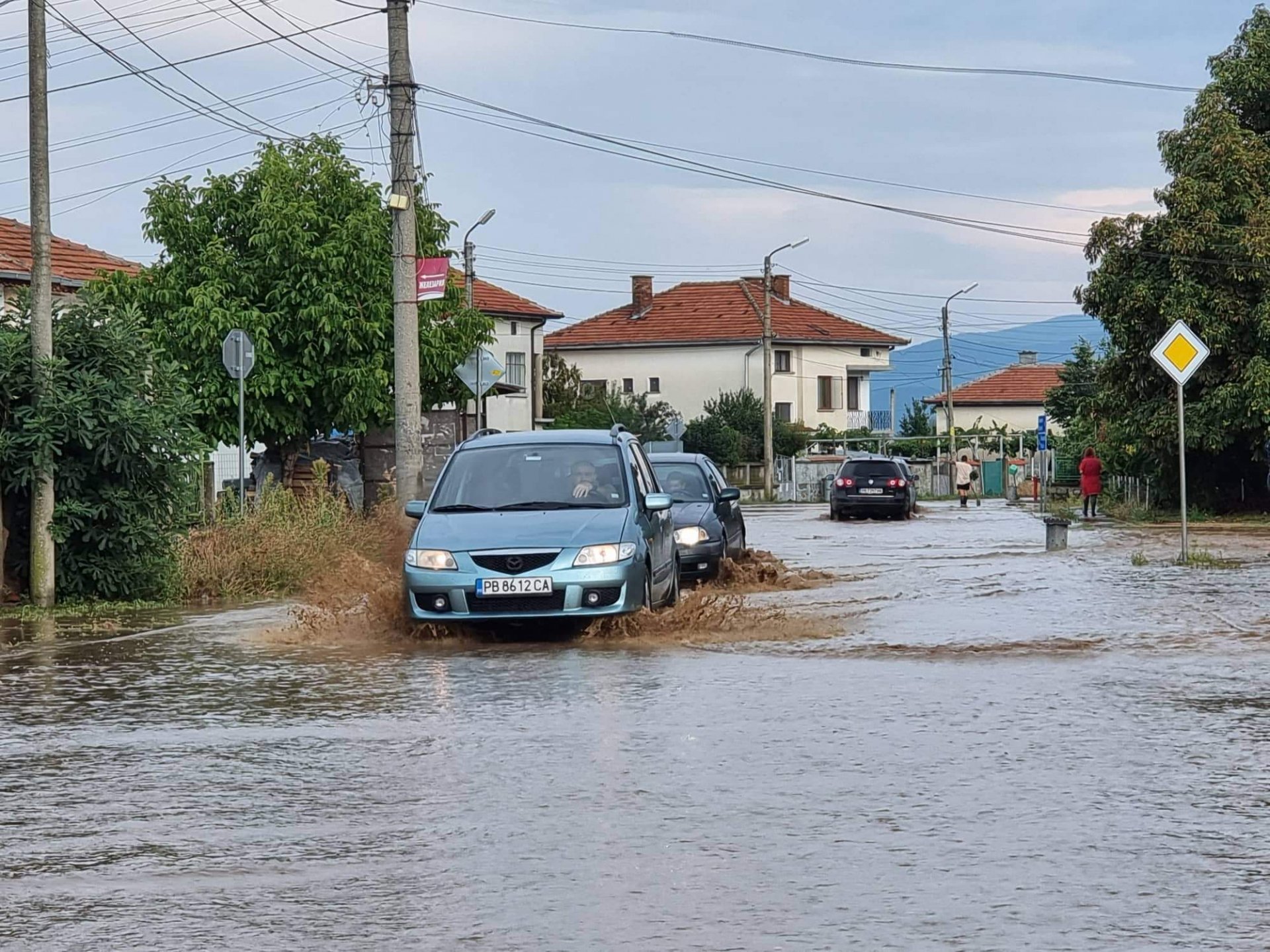 Кошмарът в Карловско няма край! Полудялата река Стряма заля... СНИМКИ