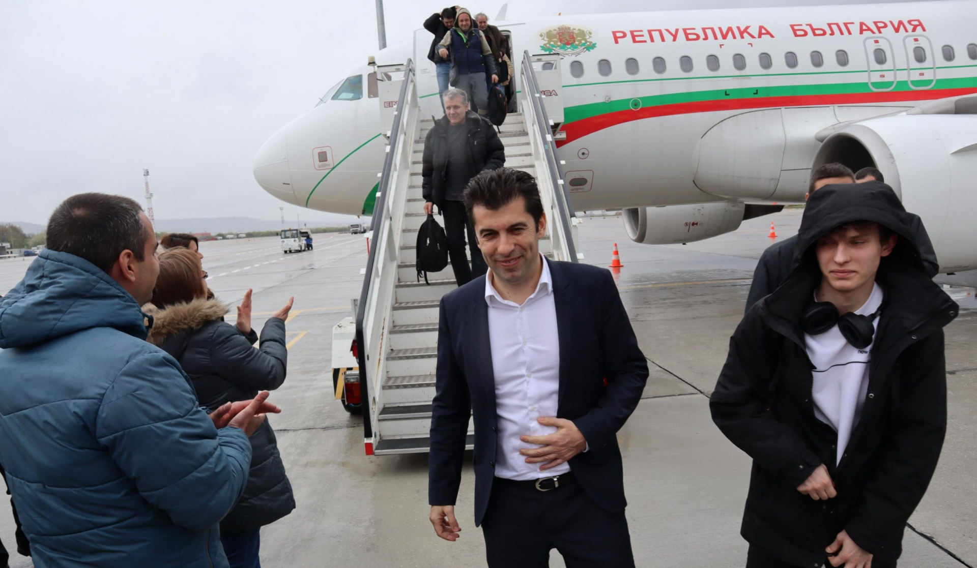 Истината лъсна: Петков, Василев и Лена пръснали над 400 бона за воаяжите си с правителствените самолети СПИСЪК