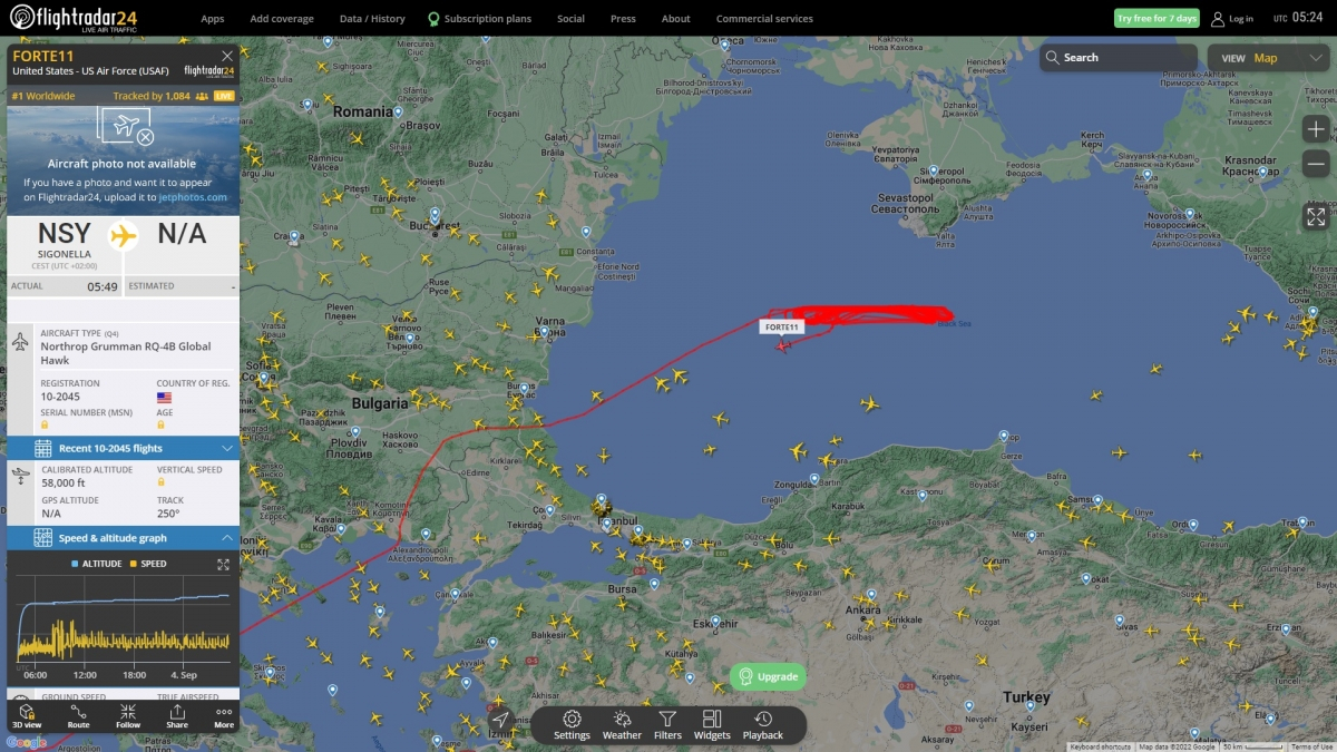 US стратегически дрон RQ-4 Global Hawk прелетя през България и кръжи над Черно море, охраняван от изтребители F-18 