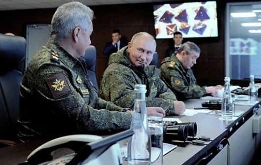 Путин пуска шеги и усмивки на голямото военно учение, но един детайл издаде влошеното му здраве ВИДЕО