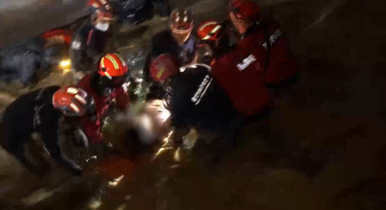 Екшън: Спасяват двама души, блокирани 12 часа в наводнен паркинг ВИДЕО