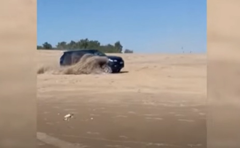 Зрелищни ВИДЕА: Шофьор влезе с Range Rover на плажа, но му се стъжни