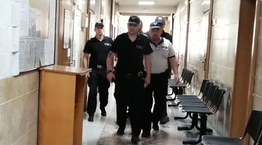 Първи СНИМКИ на полицая, обвинен за убийството в Милево  
