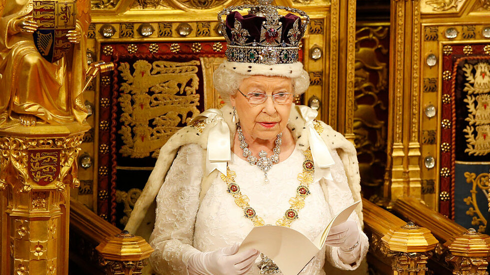 Находчив британец тръгна да изкарва пари от смъртта на Елизабет II, ето как СНИМКИ