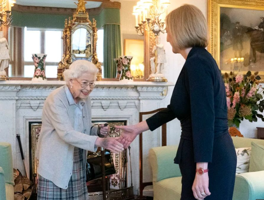 Фотографката, направила последните СНИМКИ на кралицата: Видях я 2 дни преди смъртта й и ми каза…