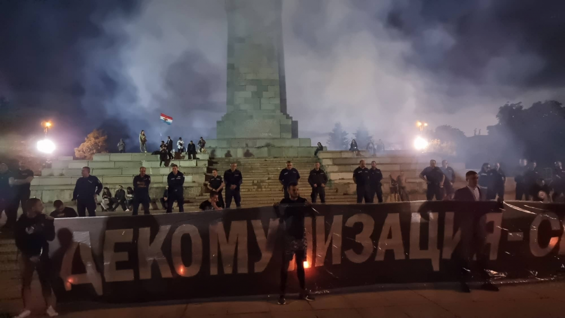 Протестиращи поискаха разрушаване на Паметника на съветската армия СНИМКИ