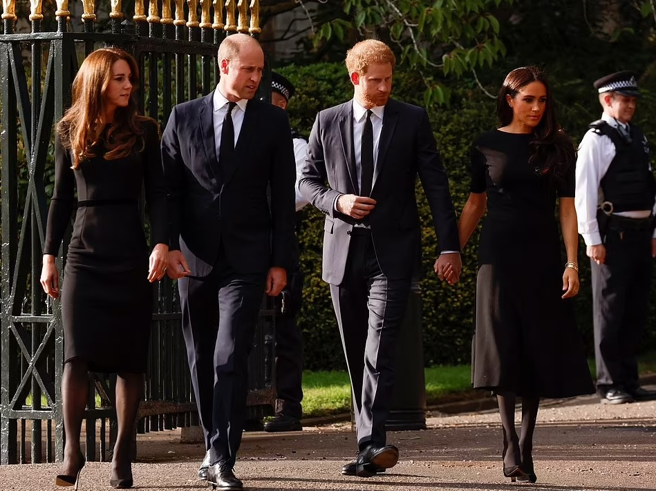 Събрани от траура: Уилям и Хари с Кейт и Меган скърбяха заедно за Елизабет II СНИМКИ