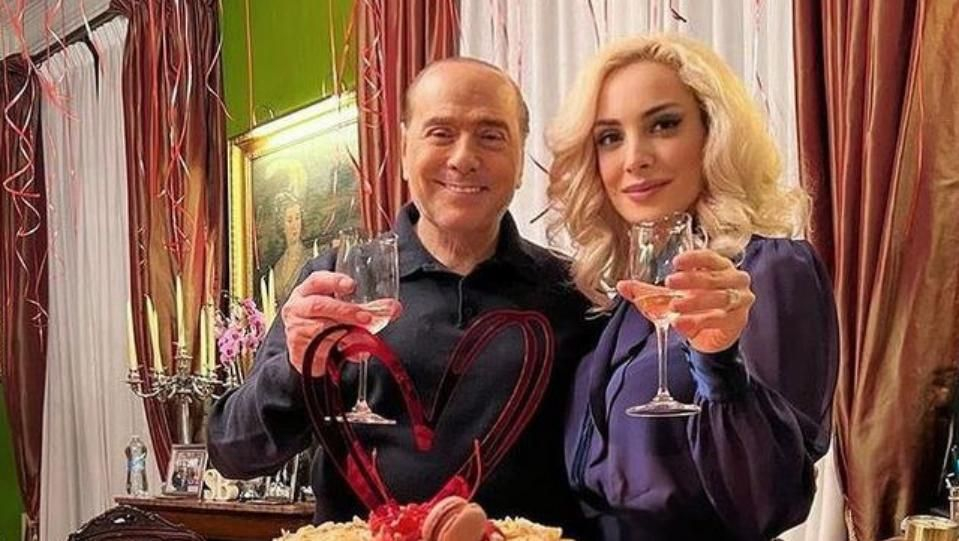 Жребец и на 85 години! Берлускони се обгради с цял харем апетитни блондинки за да...