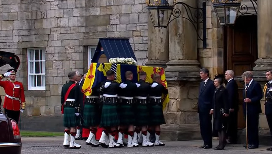 Тленните останки на кралица Елизабет II пристигнаха в Единбург ВИДЕО