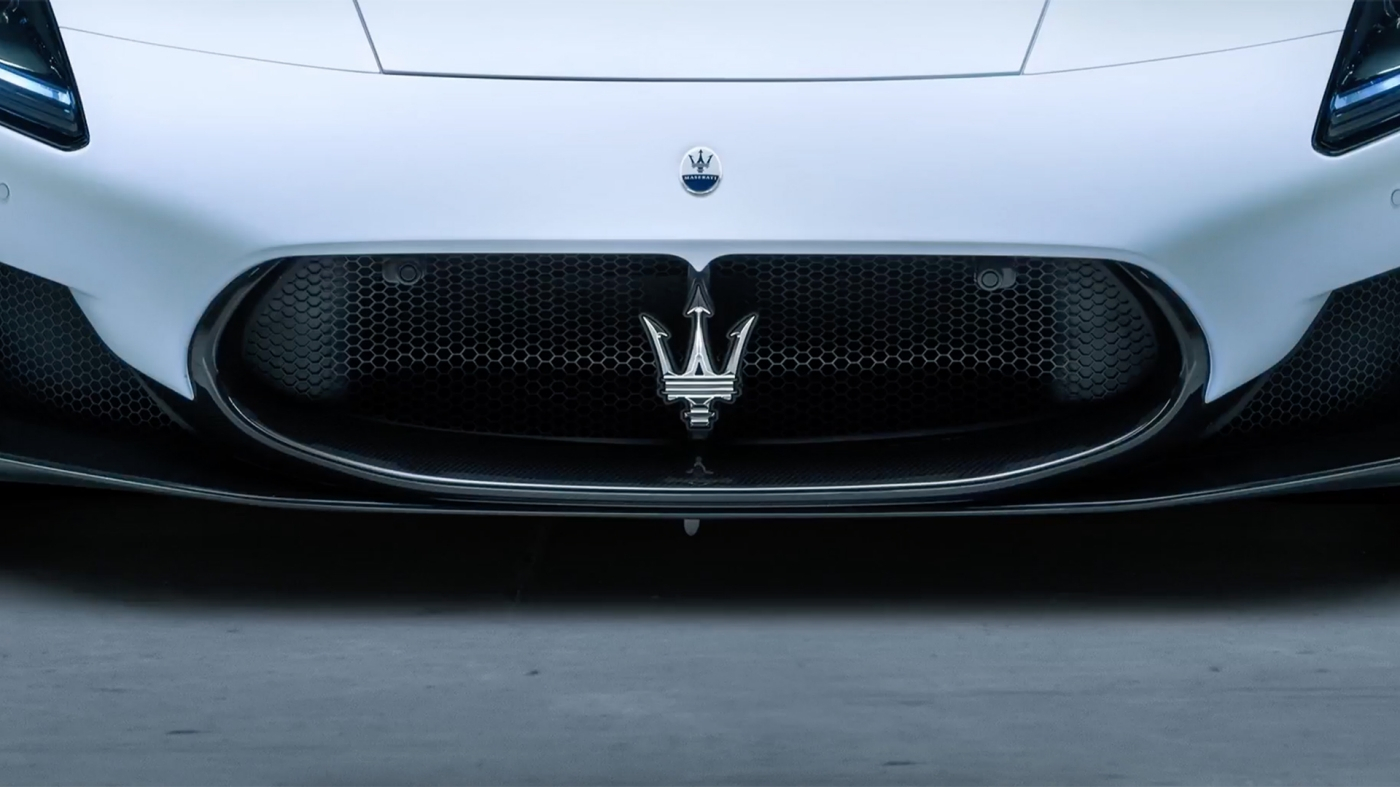 Разкриха новата бензинова суперкола на Maserati преди премиерата
