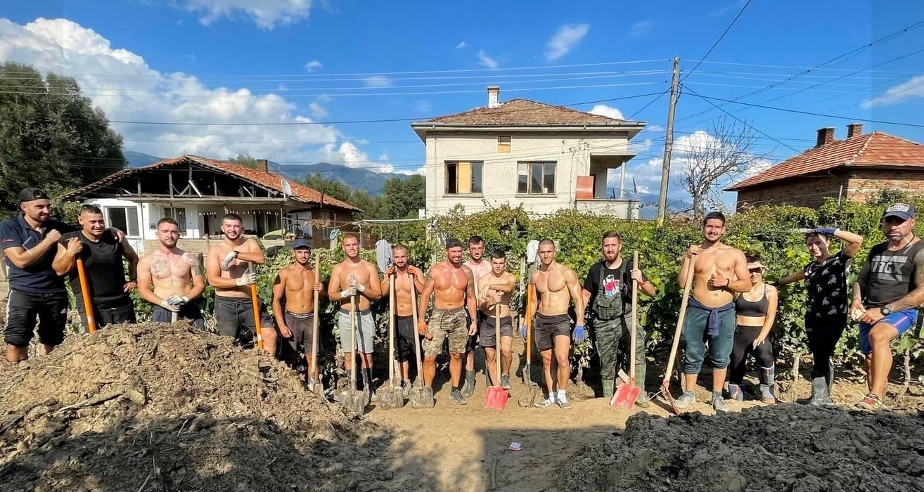 Една история с младежи спасители в Каравелово просълзи България СНИМКИ 