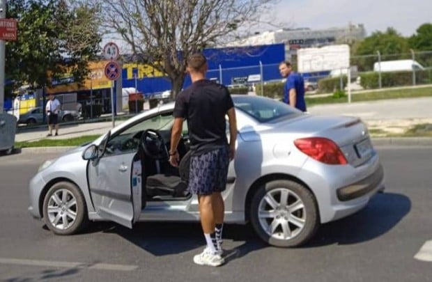 Пловдивско пешлеме слезе от колата и налетя да бие пешеходец заради...